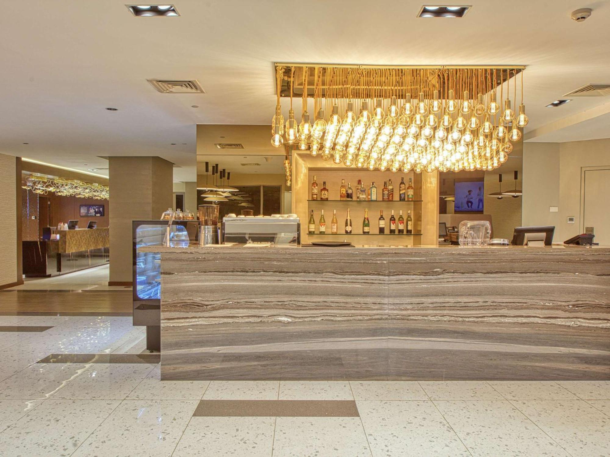 Novotel Suites Manila At Acqua Mandaluyong Esterno foto