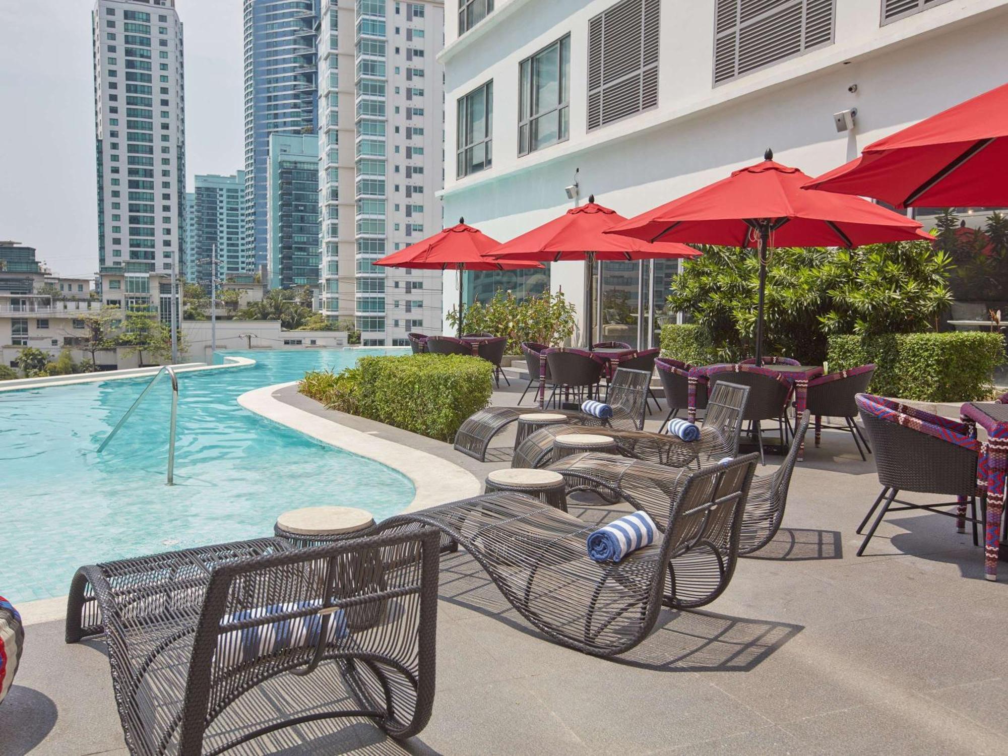 Novotel Suites Manila At Acqua Mandaluyong Esterno foto