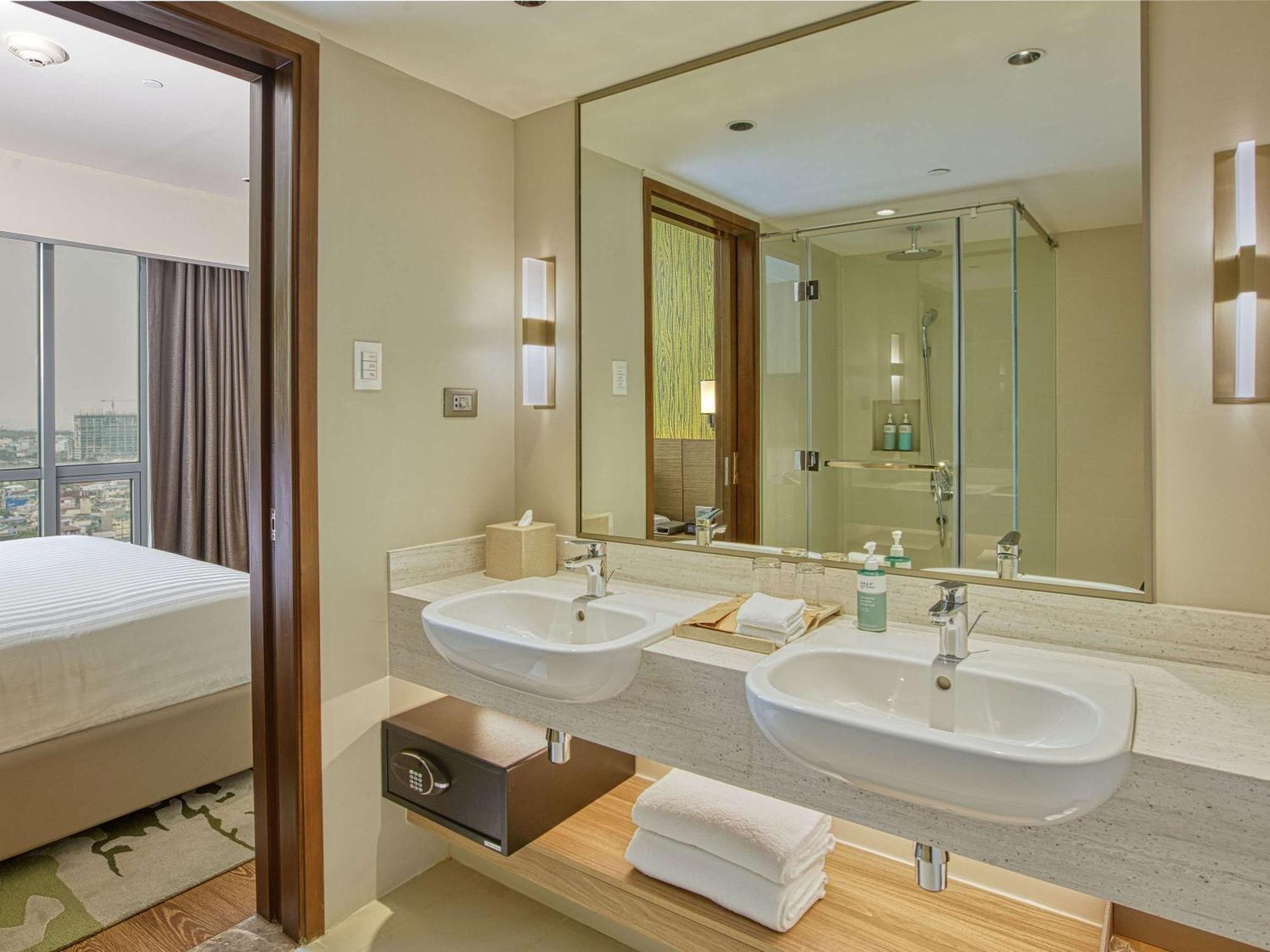 Novotel Suites Manila At Acqua Mandaluyong Esterno foto