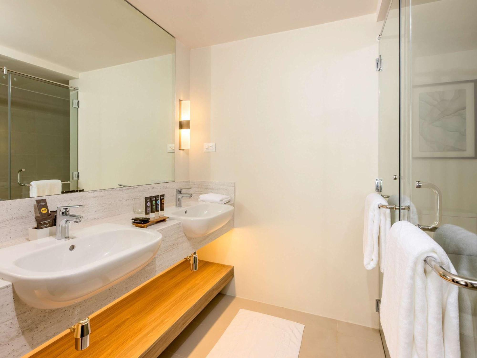 Novotel Suites Manila At Acqua Mandaluyong Esterno foto