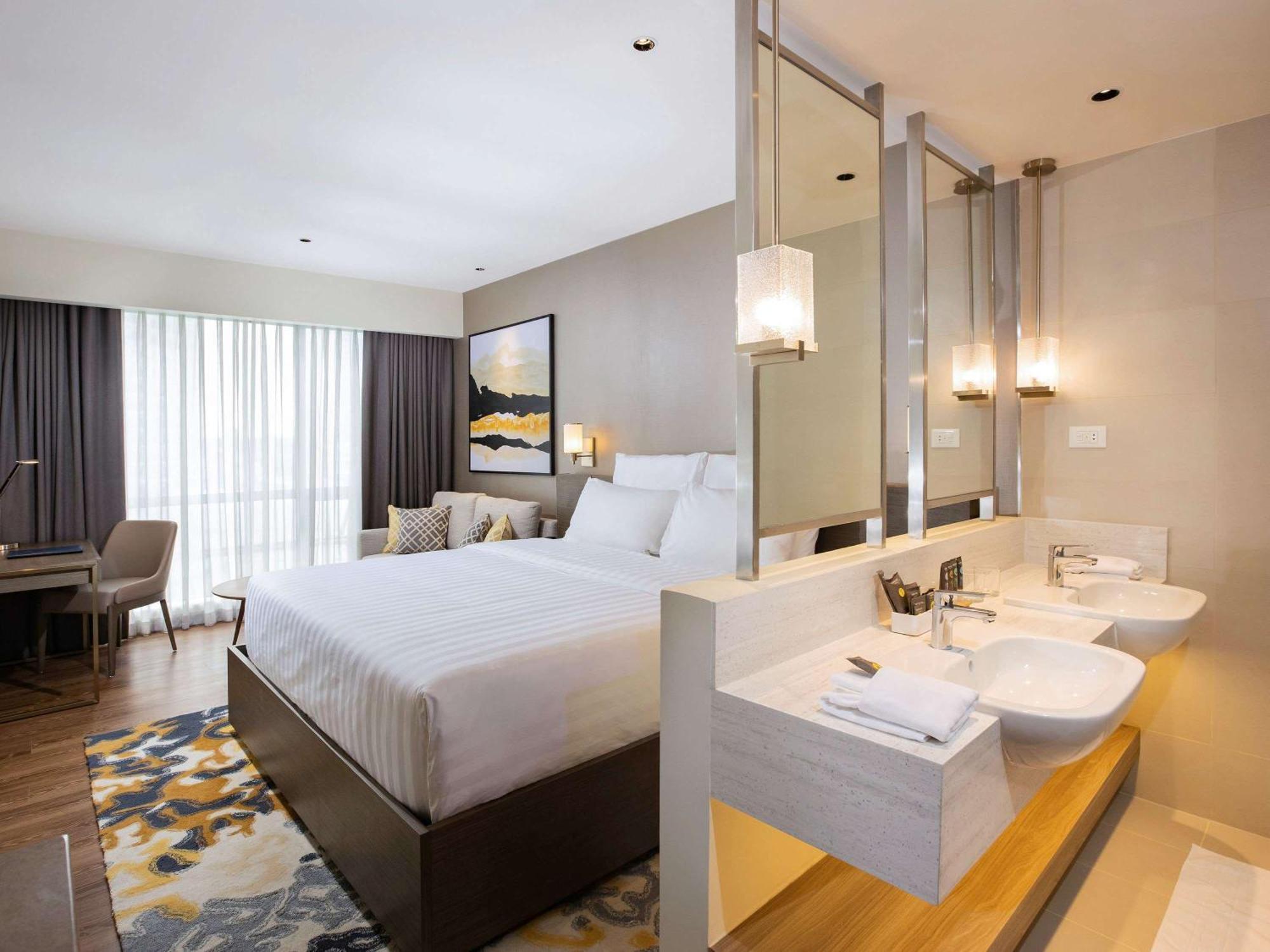 Novotel Suites Manila At Acqua Mandaluyong Esterno foto