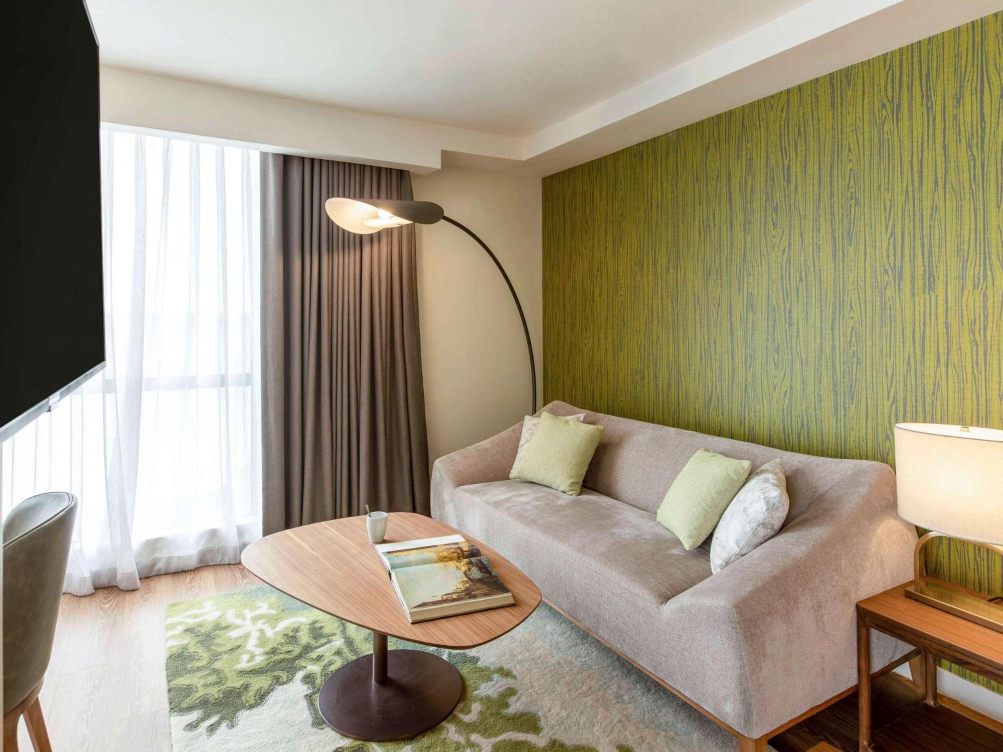 Novotel Suites Manila At Acqua Mandaluyong Esterno foto